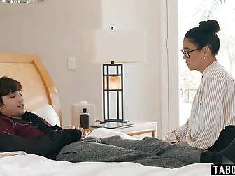 Hot Bra Babe Gives Deep Throat Blowjob for Wild Pleasure Showdown